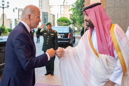 15 July 2022, Saudi Arabia, Jeddah: US President Joe Biden (L) welcomed by Saudi Crown Prince Mohammed bin Salman Al Saud ahead of their meeting at Al-Salam Palace. Photo: -/Saudi Press Agency/dpa 15/07/2022 ONLY FOR USE IN SPAIN