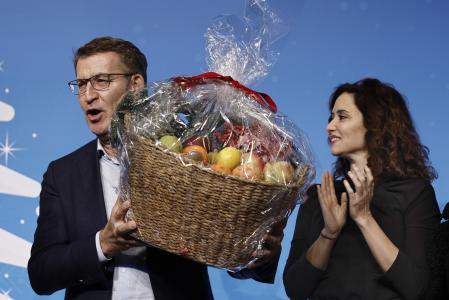 MADRID, 18/12/2023.- La presidenta de la Comunidad de Madrid, Isabel Díaz Ayuso (d) y el presidente del PP, Alberto Núñez Feijóo (i), durante la cena navideña del Partido Popular de Madrid celebrada este lunes. EFE/ Sergio Pérez