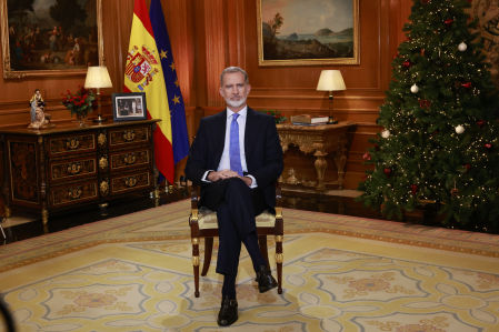 El Rey, en el salón de audiencias del palacio de la Zarzuela, donde se grabó el mensaje de Navidad
