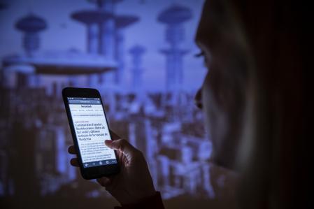 Una persona consultando la pantalla de un móvil