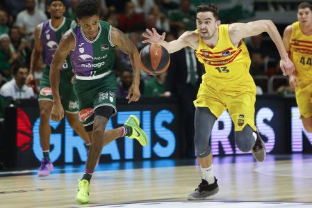 MÁLAGA, 27/12/2023.- El escolta estadounidense del Unicaja Tyson Carter (i) defiende al base checo del Barça Tomas Satoransky, en el partido de Liga Endesa que se disputa este miércoles en el Martín Carpena de Málaga- EFE/ Jorge Zapata