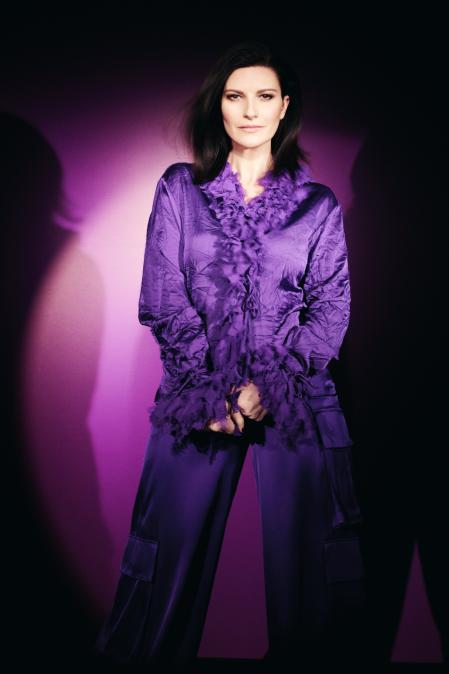 En violeta: Pantalón y camisa de volantes de Versace. Pausini es hija de una profesora de italiano, afirma que desaría  tener un 