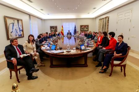 El presidente del Gobierno, Pedro Sánchez posa para la foto de familia junto a los ministros del nuevo gabinete Nadia Calviño, vicepresidenta primera y Ministra de Economía, Comercio y Empresa; Yolanda Díaz, vicepresidenta segunda y Ministra de Trabajo y Economía Social; Teresa Ribera, vicepresidenta tercera y Ministra para la Transición Ecológica y el Reto Demográfico; María Jesús Montero, vicepresidenta cuarta y Ministra de Hacienda y de Función Pública; José Manuel Albares , ministro de Asuntos Exteriores, Unión Europea y Cooperación; Félix Bolaños, ministro de la Presidencia, Justicia y Relaciones con las Cortes; Margarita Robles, ministra de Defensa; Fernando Grande-Marlaska , ministro del Interior; Óscar Puente , ministro de Transporte y Movilidad Sostenible; Pilar Alegría, portavoz y ministra de Educación, Formación Profesional y Deportes; Jordi Hereu, ministro de Industria y Turismo; Luis Planas, ministro de Agricultura, Pesca y Alimentación; Ángel Víctor Torres, ministro de Política Territorial y Memoria Democrática; Isabel Rodríguez, ministra de Vivienda y Agenda Urbana; Ernest Urtasun , ministro de Cultura; Mónica García, ministra de Sanidad; Pablo Bustinduy, ministro de Derechos Sociales, Consumo y Agenda 2030; Diana Morant (3i, ministra de Ciencia, Innovación y Universidades; Ana Redondo (2d, tercera fila), ministra de Igualdad; Elma Saiz, ministra de Inclusión, Seguridad Social y Migraciones; José Luis Escrivá, ministro de Transformación Digital, y Sira Rego, ministra de Juventud e Infancia, antes del primer Consejo de Ministros de la XV legislatura celebrado este miércoles en el Palacio de La Moncloa.