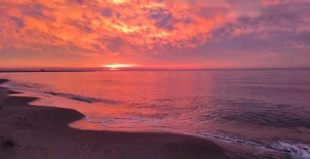 Amanecer de fuego en la playa de Segur de Calafell.