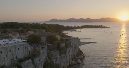 Como en una ópera, la celebración se distribuyó en tres actos, con final apoteósico en la isla Santa Margarita de Cannes