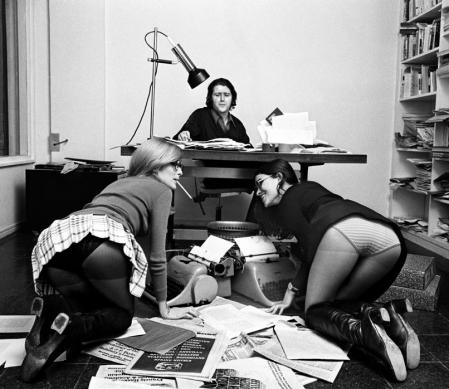 Jorge Herralde con sus secretarias, que no lo eran, Carol Majó y Anna Bohigas