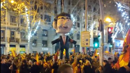Ultres pengen i apallissen un ninot de Sánchez per Cap d'Any a Ferraz