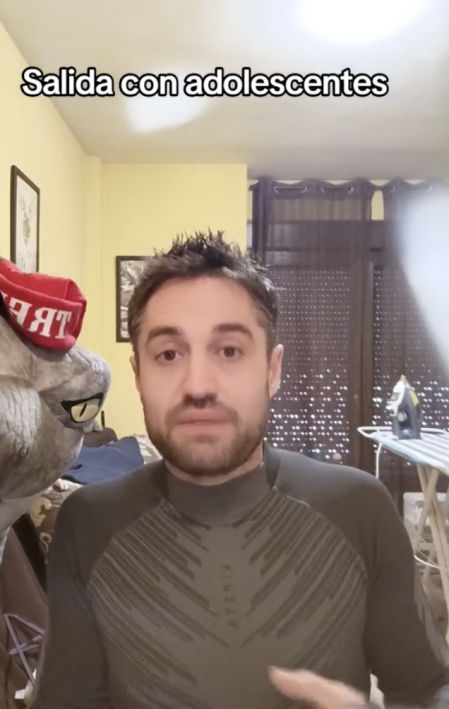 El usuario destaca como diferencias la omnipresencia del móvil y la manera en la que los jóvenes se relacionan