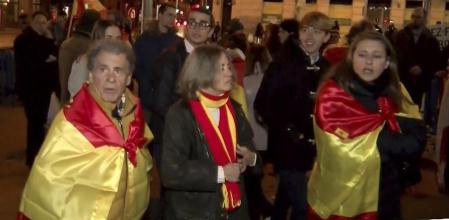 Manifestantes concentrados en las inmediaciones de la calle Ferraz de Madrid la noche del día 31 (EFE / EFE)