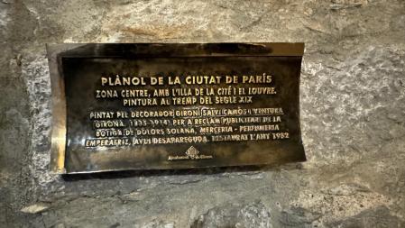 Plano de París oculto en las bóvedas de la Rambla de Girona.