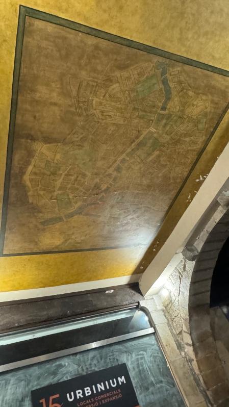 Plano de París oculto en las bóvedas de la Rambla de Girona.