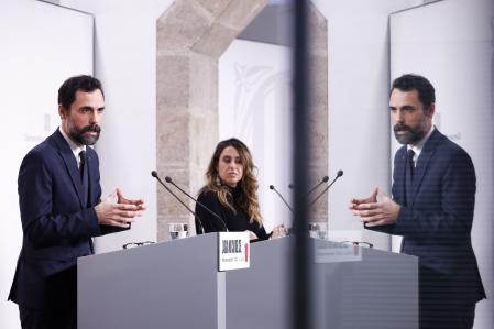 El conseller de Empresa y Trabajo, Roger Torrent, acompañada por la portavoz del Govern, Patricia Plaja (c), informó hoy en rueda de prensa de los últimos acuerdos adoptados por el Consell Executiu del Govern tras su reunión semanal.