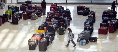 LV MAD  10/01/09  TENDENCIAS  FOTO DANI DUCH  AEROPUERO DE MADRID BARAJAS GENTE  DURMIENDO EN LA TERMILAN T-4 Y MALETAS PERDIDAS