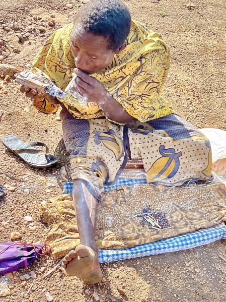 Mujer Hadzabe fumando.