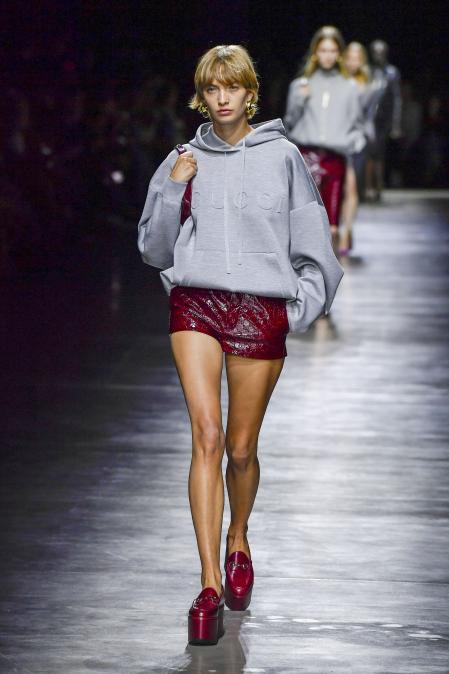 Sudadera y shorts en el desfile de Gucci