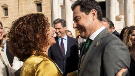 Montero y el presidente de la Junta en un acto en el Parlamento andaluz