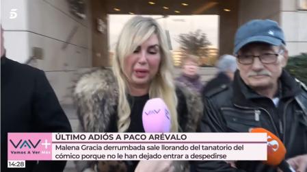 Malena Gracia abandonando el tanatorio