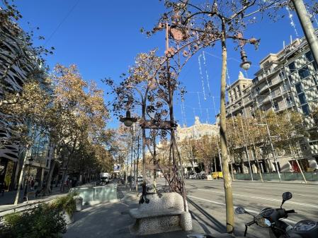 Banco farola del Passeig de Gràcia de Barcelona, donde aparece al fondo de la fotografía el edificio de la Pedrera.