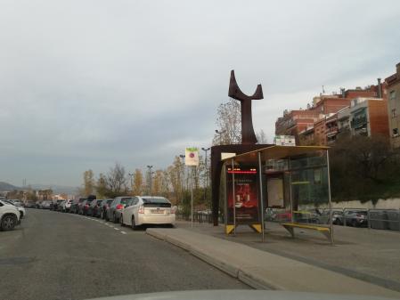 La parada de bus tapa buena parte de la  escultura 'Forma y espacio'.