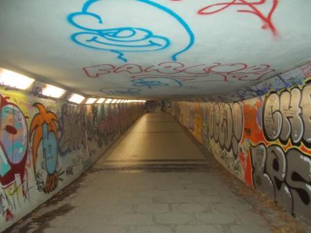 Túnel de grafitis en El Retiro.