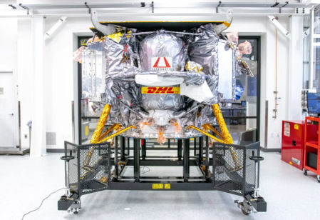 La nave Peregrine, con restos humanos en su interior, en una fase del proceso de preparación para el lanzamiento