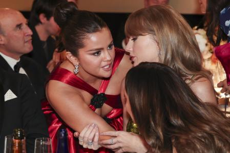 Selena Gomez habla con Taylor Swift en los Globos de Oro.