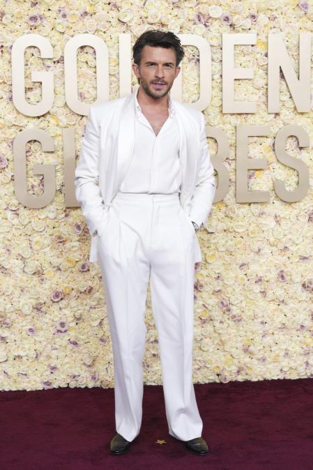 Jonathan Baileyen la alfombra roja de los Globos de Oro