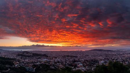 Amanecer rojo en Barcelona.