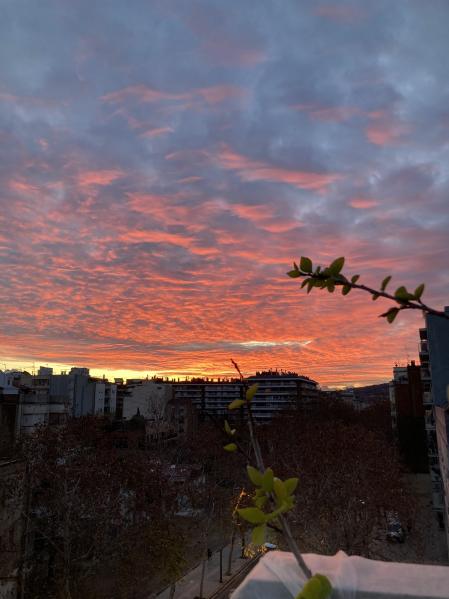 Amanecer de nubes enrojecidas en Barcelona.