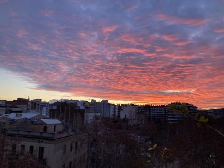 Amanecer de nubes enrojecidas en Barcelona.