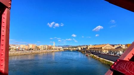Las vistas del caudaloso río Ebro desde el puente de Tortosa