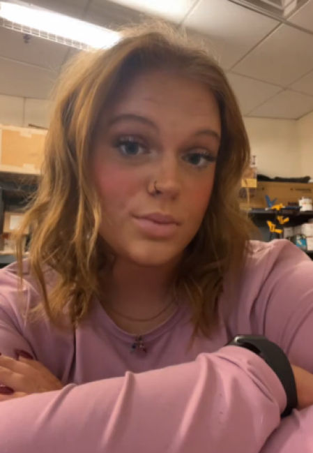 La joven en uno de sus vídeos de TikTok