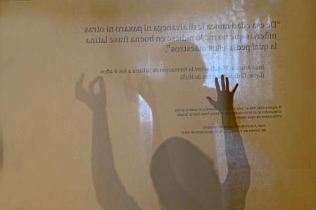 Silueta de la artista Marta Juvanteny reflejada en un panel de la exposición dedicada a Juliana Morrell en el monasterio de Pedralbes.