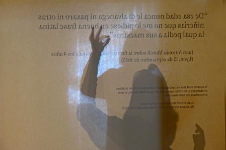 Silueta de la artista Marta Juvanteny reflejada en un panel de la exposición dedicada a Juliana Morrell en el monasterio de Pedralbes.