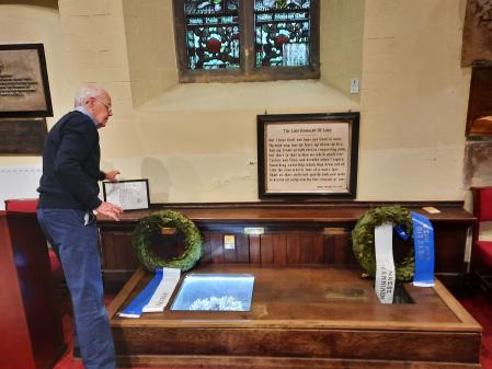 Bajo esta vitrina se accede al panteón donde están enterrados Lord Byron y su hija Ada