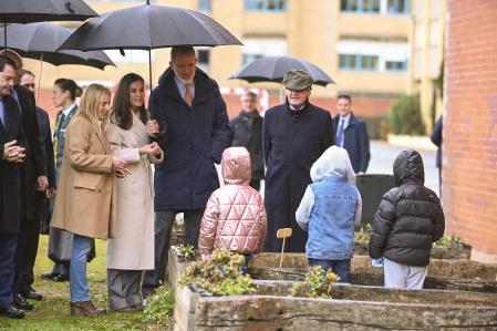 Los Reyes han visitado el huerto en el que se instruyen los alumnos más pequeños del colegio Gumersindo Azcárate de León
