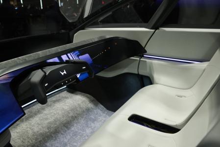 El volante es propio de una aeronave, mientras que el salpicadero se prenseta como una pantalla digital&nbsp;