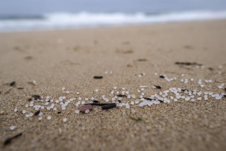 Detalle de los pellets de plástico acumulados en la playa de Seiras (Porto do Son)