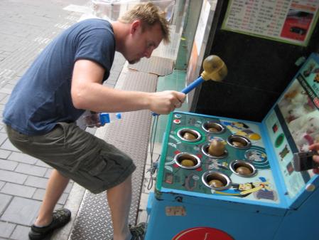 Un hombre juega enfadado al Whac-A-Mole
