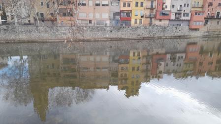 Reflejos en el río Onyar de Girona.