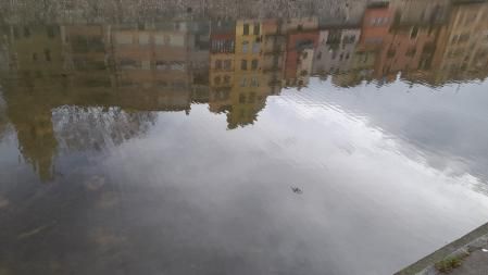Reflejos en el río Onyar de Girona.