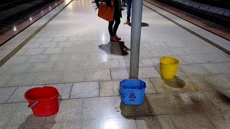 Recogiendo el agua de la lluvia con cubos en la estación del Nord de Terrassa.