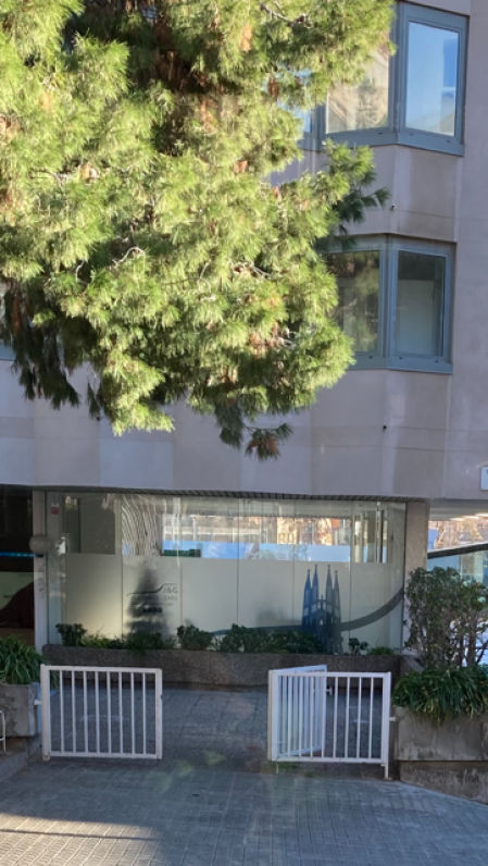 Imagen de la Sagrada Familia en la planta baja de un edificio.