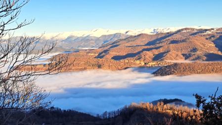 Vista de los mares de niebla desde el santuario de Bellmunt.