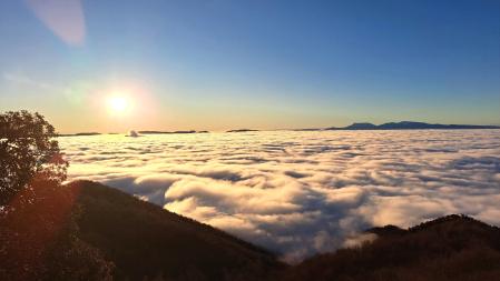Vista de los mares de niebla desde el santuario de Bellmunt.