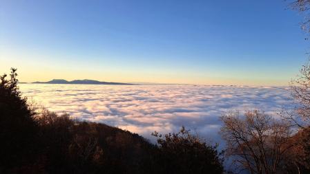 Vista de los mares de niebla desde el santuario de Bellmunt.
