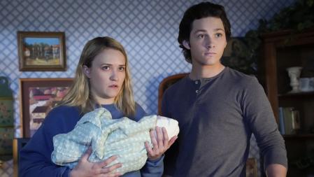 Emily Osment y Montana Jordan en una imagen de la sexta temporada.