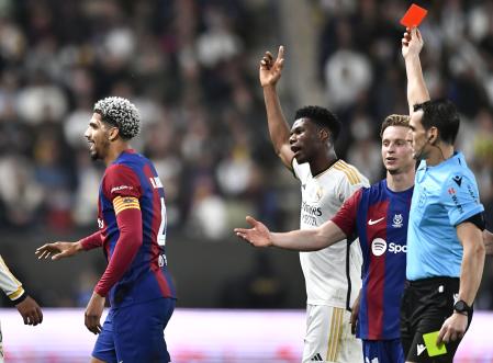 Riyadh (Saudi Arabia), 14/01/2024.- Referee Juan Martinez shows a red card to Barcelona player Ronald Araujo (L) during Spanish Super Cup final match between Real Madrid and Barcelona at Al Awal Park in Riyadh, Saudi Arabia, 14 January 2024. (Arabia Saudita) EFE/EPA/STR