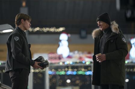 Finn Bennett y John Hawkes, un hijo y un padre con una relación bien distinta con el personaje de Foster.