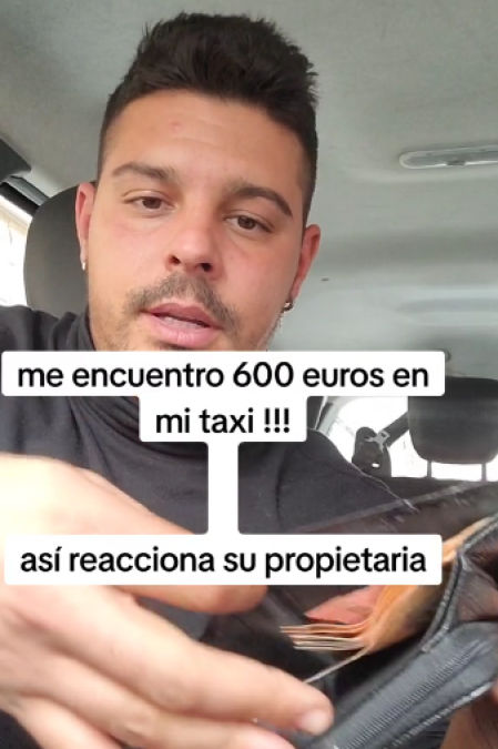 El taxista enseña el dinero